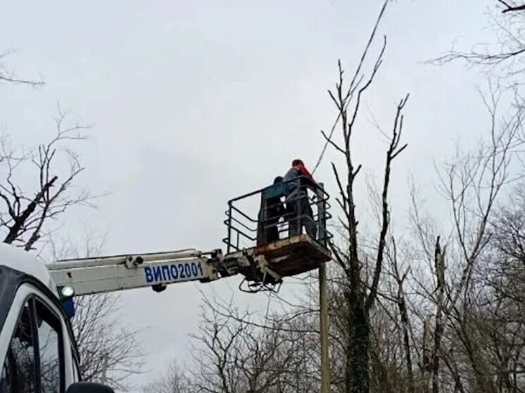 В Лазаревском районе Сочи устранили обрыв провода и вывезли крупный мусор