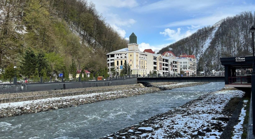 Обильный снегопад накрыл курорт «Роза Хутор» в Сочи