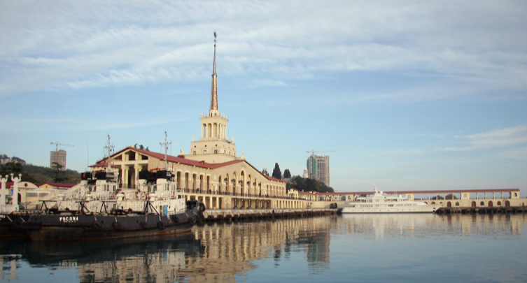 В Сочи завершили реставрацию башни и шпиля Морского вокзала