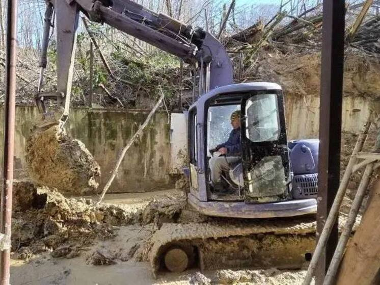 На улице Петрозаводской продолжают устранять последствия повторного схода грунта